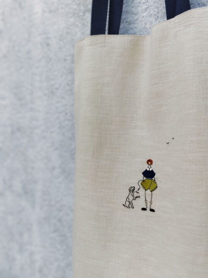 Détail sac en lin avec broderie faite main et doublure