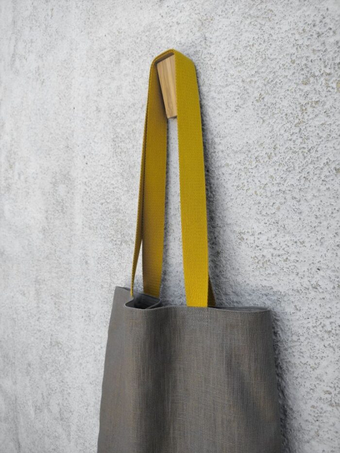 Sac en lin gris avec anses jaunes et broderie main