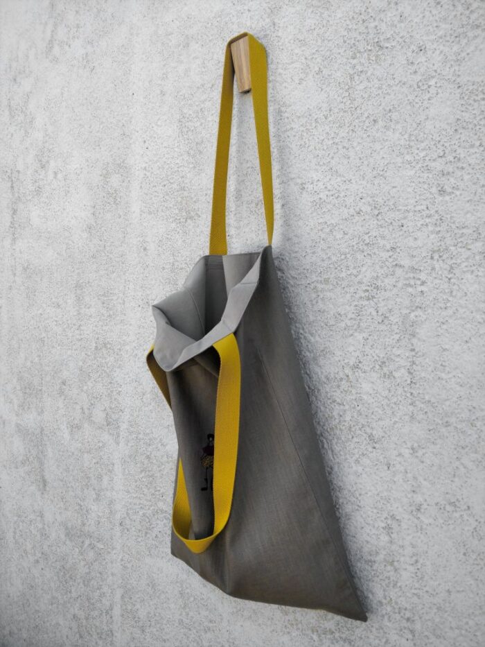 Sac en lin gris avec broderie main et doublure