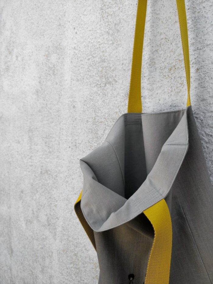 Sac en lin gris avec broderie main et doublure