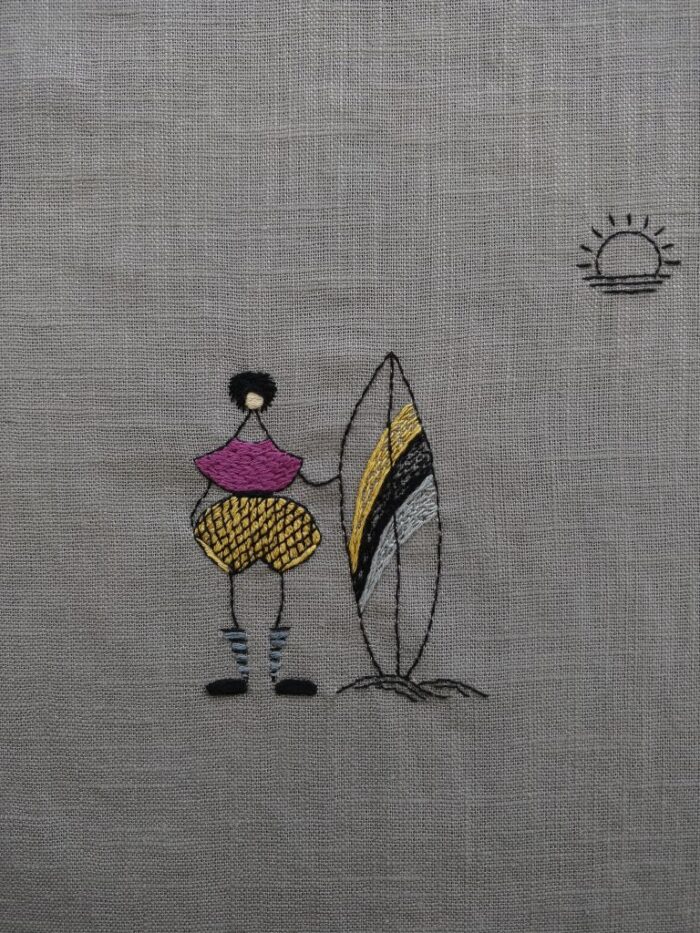Détail sac en lin gris avec broderie main et doublure