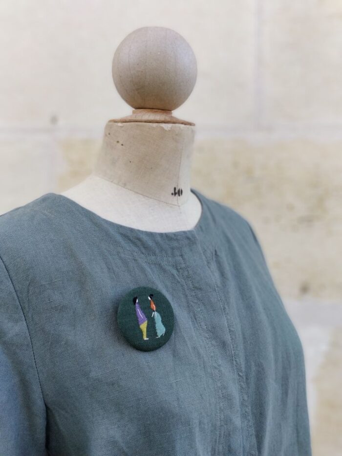 Broche en lin avec broderie à l'aiguille