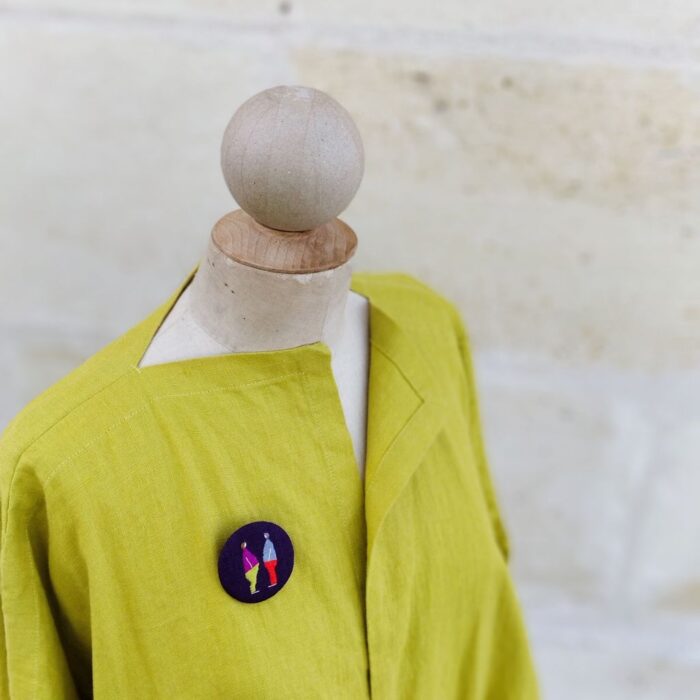 Broche textile avec broderie petits bonshommes