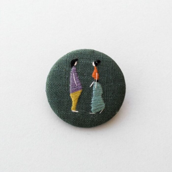 Broche en lin avec broderie à l'aiguille