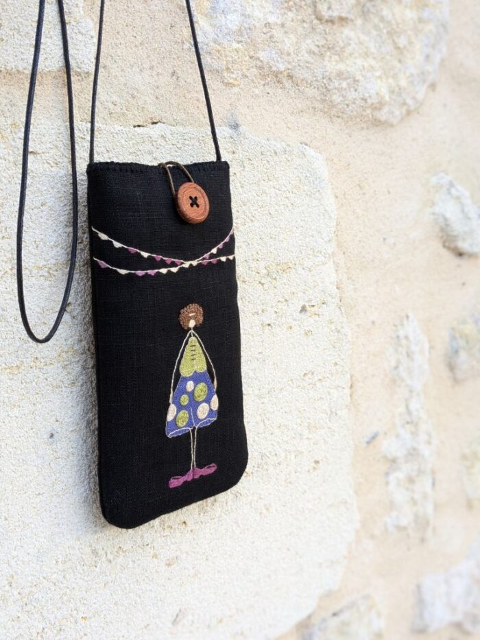 Pochette téléphone avec broderie faite main et bouton bois