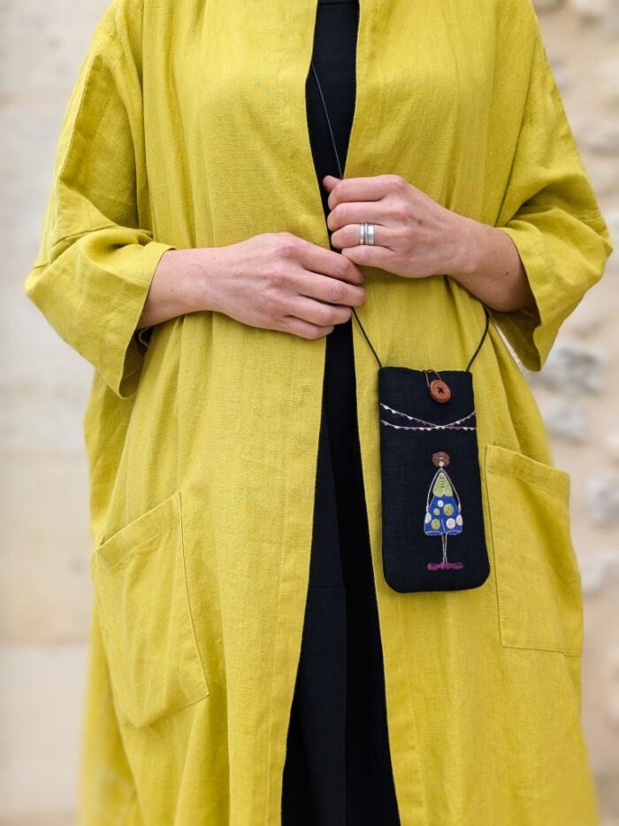 Sac bandoulière pour téléphone avec broderie et bouton bois
