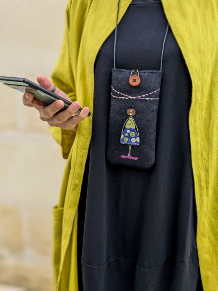 Sac bandoulière pour téléphone avec broderie et bouton bois