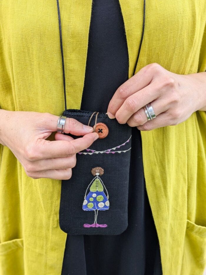 Pochette téléphone avec broderie à l'aiguille et bouton en bois