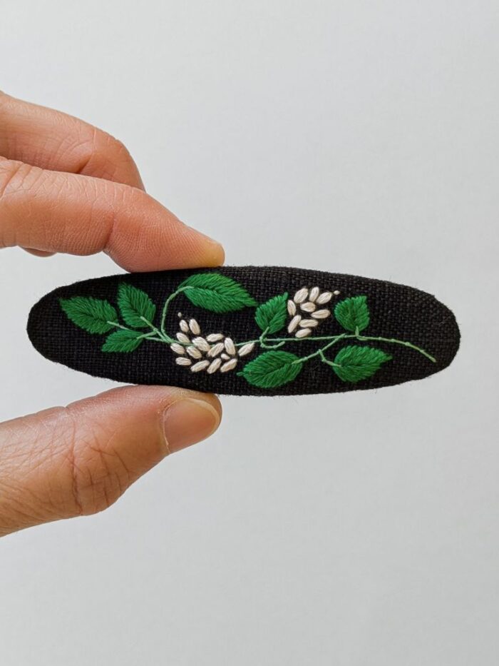 Barrette à cheveux avec broderie à l'aiguille