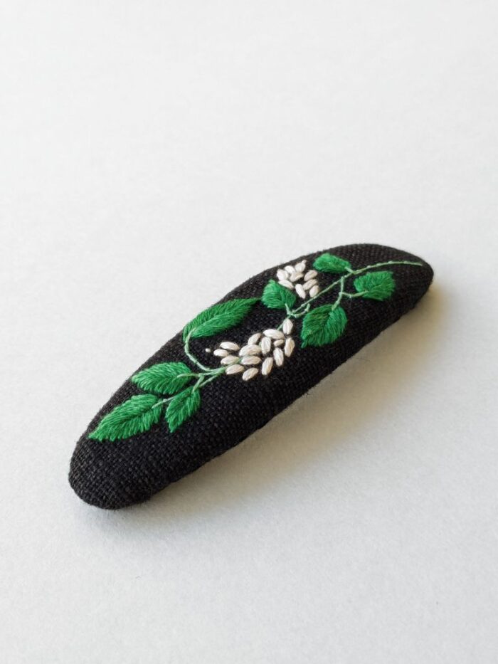 Barrette à cheveux motif fleur brodé à l'aiguille