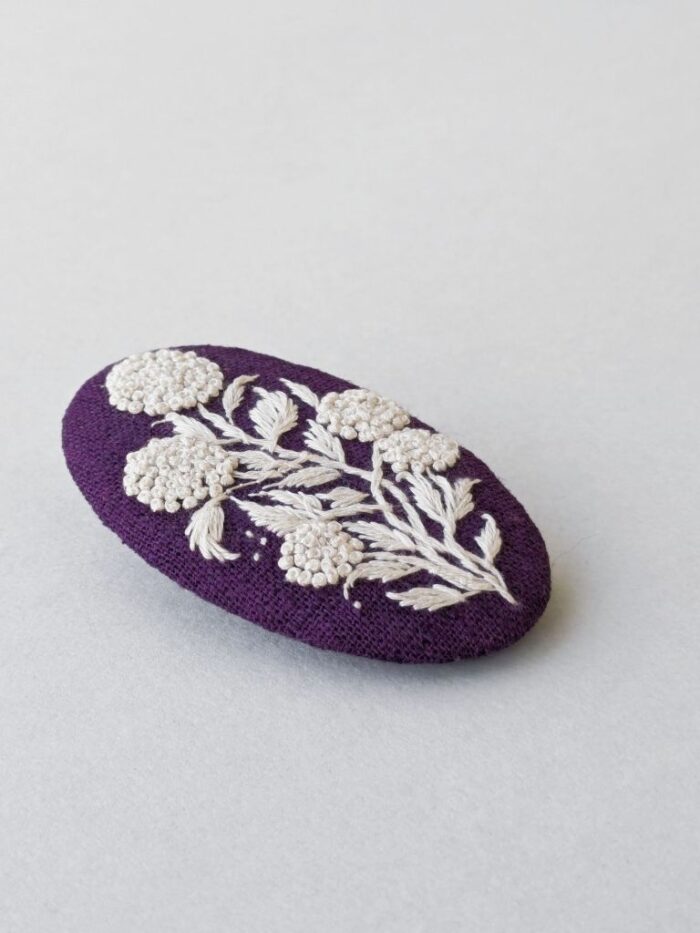 Broche en lin style camée brodée à l'aiguille