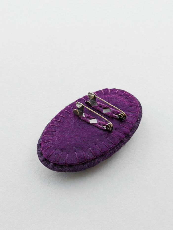 Arrière broche en lin avec motif fleur brodé à l'aiguille
