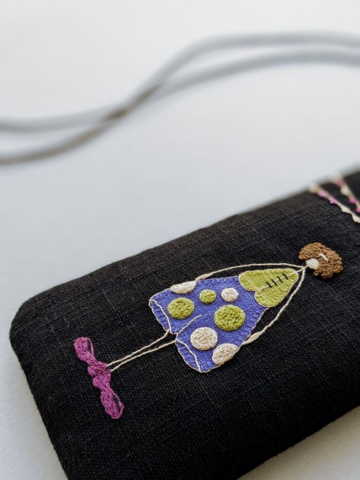 Sac bandoulière pour téléphone avec broderie et bouton bois