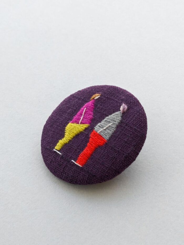 Broche en lin avec broderie à l'aiguille