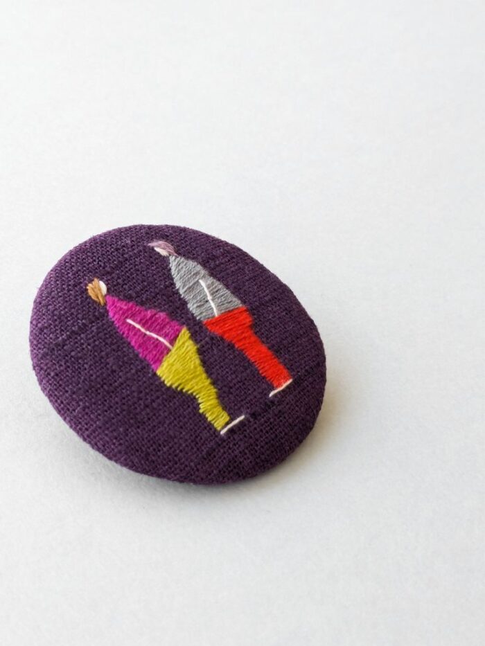 Détail broche textile avec broderie à l'aiguille