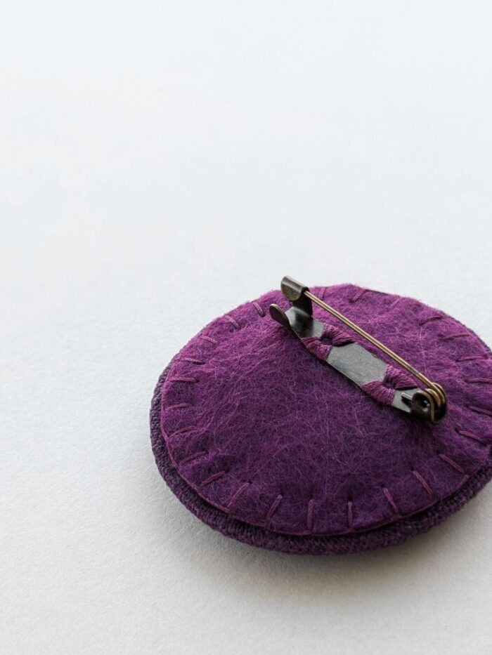 Arrière broche textile avec broderie à l'aiguille