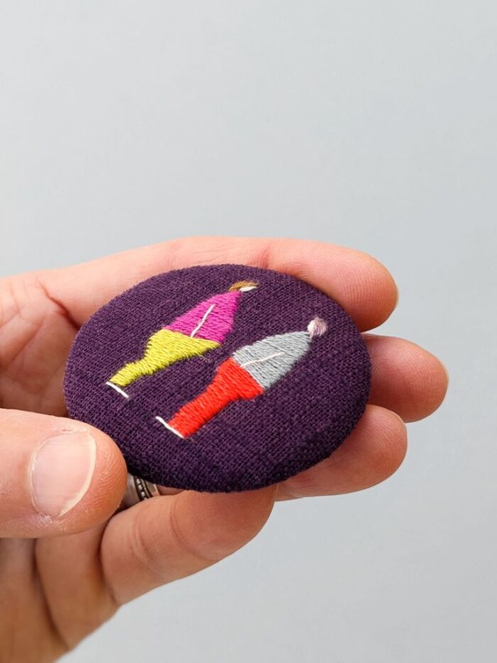 Broche moderne avec broderie à l'aiguille