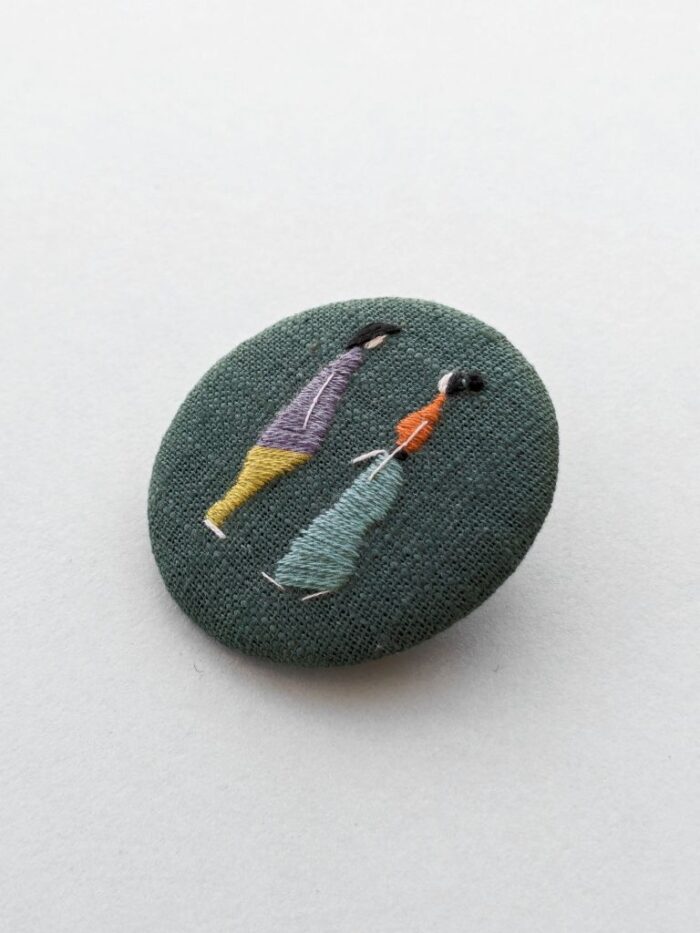 Détail broche en lin avec broderie à l'aiguille