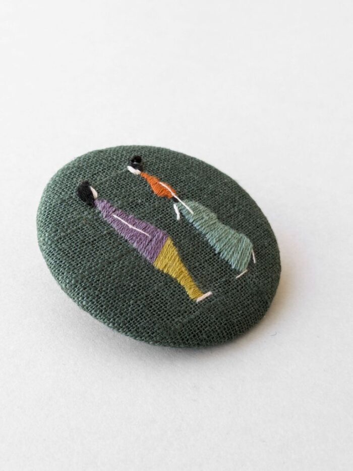 Broche en lin avec broderie à l'aiguille