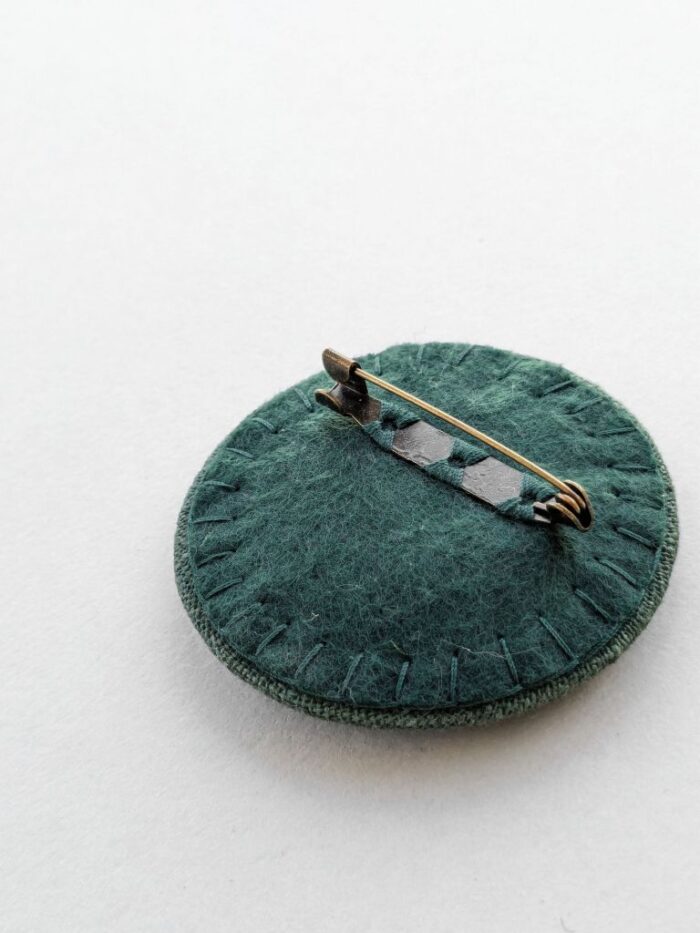 Arrière broche en lin avec broderie à l'aiguille
