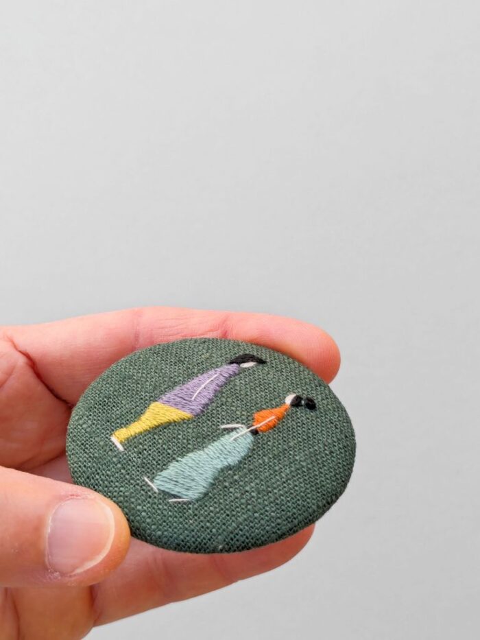 Détail broche en lin avec broderie à l'aiguille