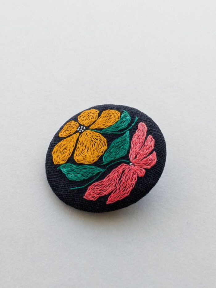 Broche textile brodée à l'aiguille avec motif fleur