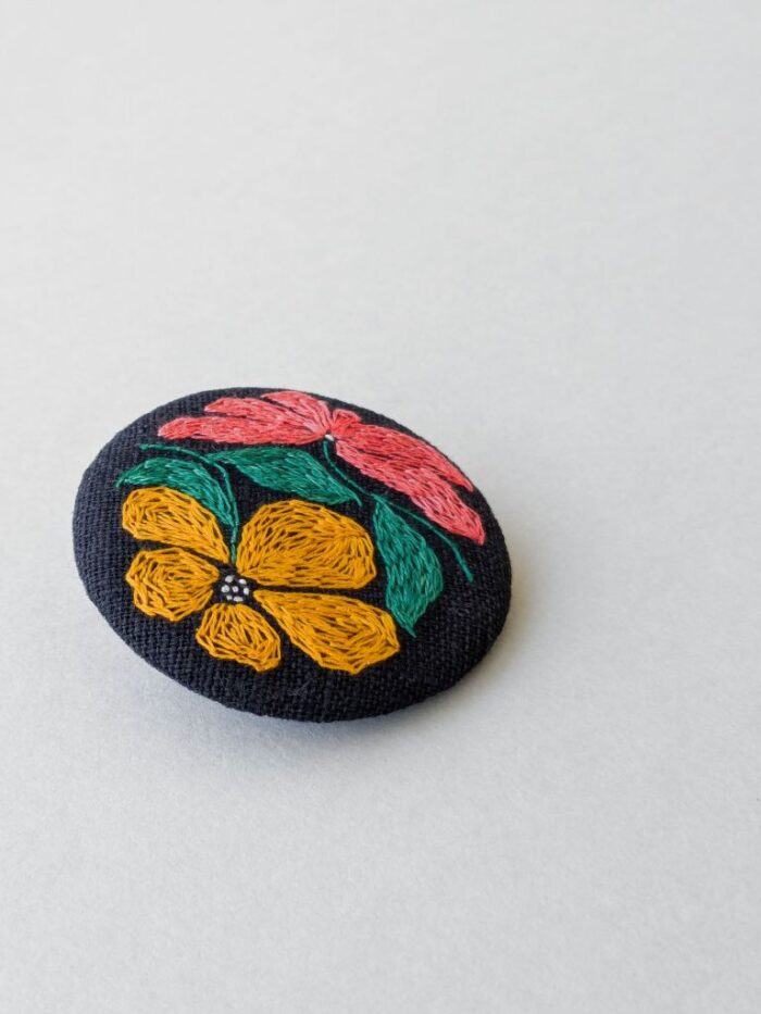 Broche avec motif fleur brodé à l'aiguille