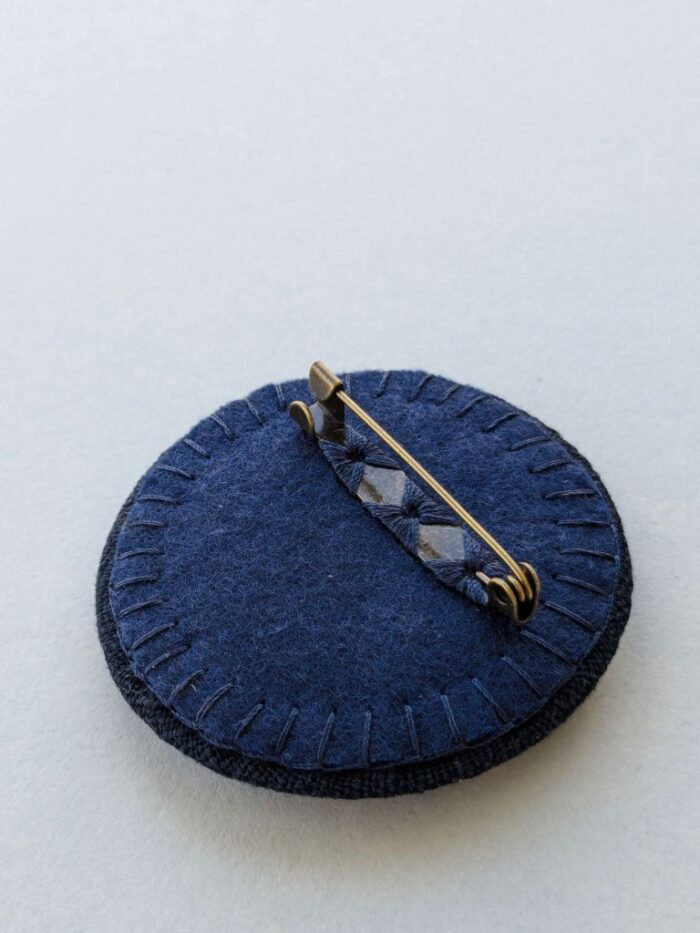 Arrière broche en lin brodée à l'aiguille